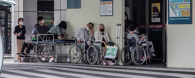 2024년 8월27일 서울아산병원 응급의료센터(응급실) 앞에서 환자와 보호자가 대기하고 있다. ⓒ시사저널 최준필