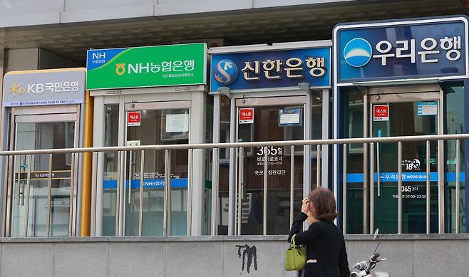 지난 2019년부터 지난 4월까지 발생한 금융사고 규모는 8422억8400만원으로 집계됐다. 사진은 지난 27일 서울 시내 은행 현금인출기(ATM) 모습 ⓒ연합뉴스