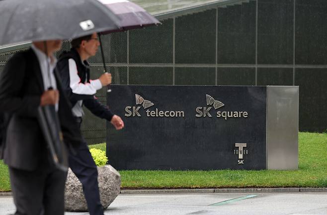 SK텔레콤은 지난 25일 "지금까지 유심 관련 정보가 유출된 정황이 발견됐을 뿐 주소·주민등록번호와 같은 개인 정보는 탈취되지 않았고, 유출된 정보를 악용한 사례도 아직 발견되지 않았다"고 밝혔다. ⓒ연합뉴스