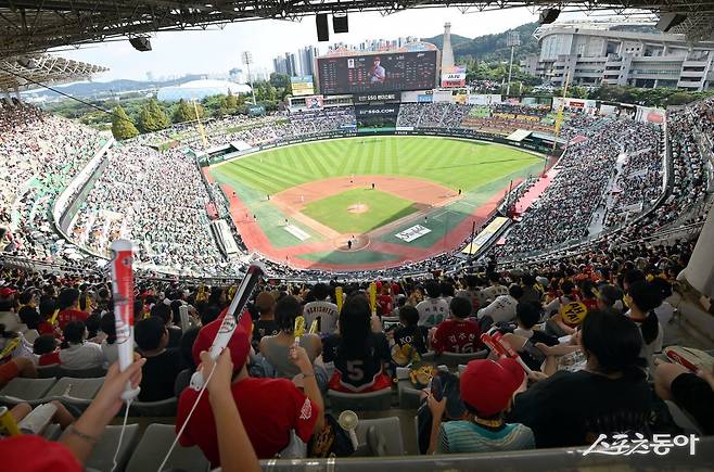 KBO리그 10개 구단이 어린이날 연휴를 맞아 9연전에 돌입한다. 리그 순위표에도 지각변동이 일어날지 관심이 집중되고 있다. 스포츠동아DB