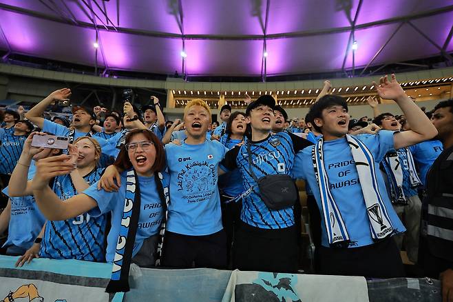 가와사키 팬들이 28일 아시아챔피언스리그 엘리트 8강전에서 알사드를 꺾고 4강 진출을 확정한 뒤 기뻐하고 있다. 로이터연합뉴스