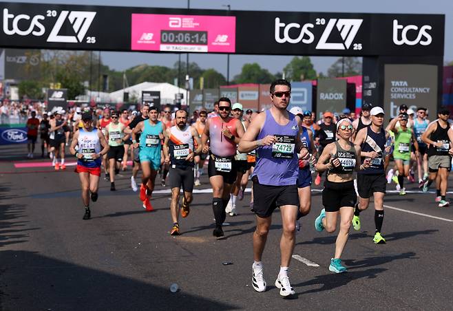 런던마라톤에 참가한 사람들이 레이스하고 있다. 로이터