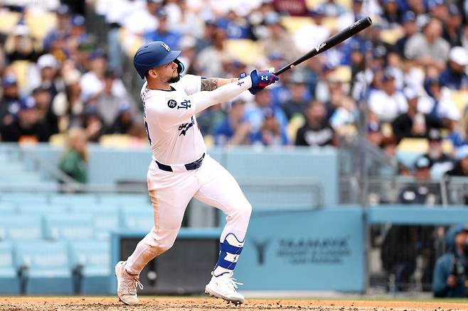 LA 다저스 앤디 파헤스가 28일 피츠버그전에서 5회말 투런 홈런을 날리고 있다. AFP연합뉴스