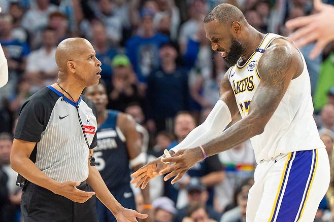 LA 레이커스 르브론 제임스가 28일 미네소타전에서 주심에 어필하고 있다.  Matt Blewett-Imagn Images연합뉴스