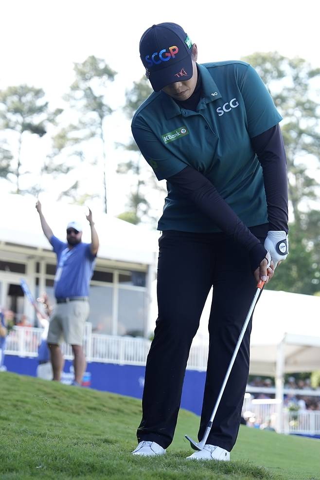 에리야 쭈타누깐이 28일 미국 텍사스주 우들랜즈의 더클럽 앳 칼턴 잭 니클라우스 코스에서 열린 LPGA투어 셰브론 챔피언십 최종라운드 18번홀 그린 뒤편 러프에서 칩샷을 실수하고 있다.  우들랜즈｜AP연합뉴스