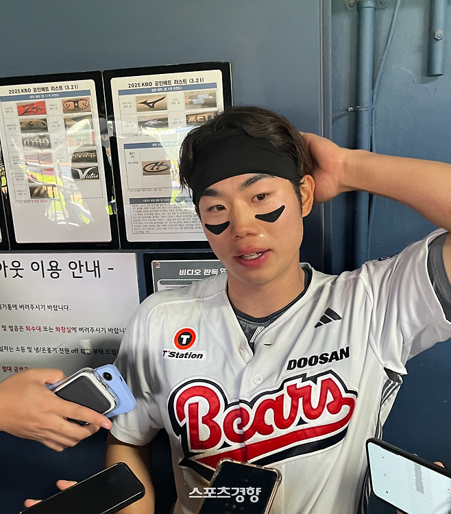 27일 잠실 롯데전을 마치고 인터뷰하는 두산 오명진. 잠실 | 김하진 기자