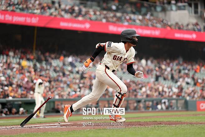 ▲ 안타로 출루하는 이정후.