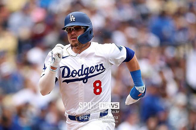 ▲ 다저스는 28일(한국시간) 미국 캘리포니아주 로스앤젤레스 다저스타디움에서 열린 2025 메이저리그 피츠버그 파이리츠와 경기에서 홈런 2방과 함께 10안타 8득점을 집중시킨 타선 활약에 힘입어 9-2로 이겼다. 전력질주하는 엔리케 에르난데스.
