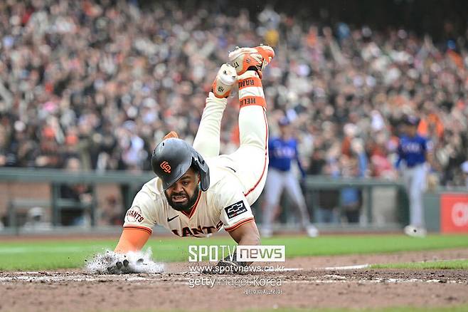 ▲ 28일(한국시간) 미국 캘리포니아주 샌프란시스코 오라클파크에서 열린 2025 메이저리그 텍사스 레인저스와 경기에서 샌프란시스코는 9회 끝내기로 3-2 승리를 거뒀다. 홈으로 슬라이딩하는 헬리엇 라모스.