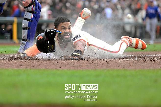 ▲ 28일(한국시간) 미국 캘리포니아주 샌프란시스코 오라클파크에서 열린 2025 메이저리그 텍사스 레인저스와 경기에서 샌프란시스코는 9회 끝내기로 3-2 승리를 거뒀다. 홈으로 슬라이딩하는 헬리엇 라모스.