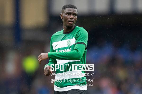 ▲ 맨체스터 유나이티드가 후벵 아모림 감독과의 인연으로 영입을 노리는 스포르팅CP 중앙 수비수 듀오 우스망 디오망데(사진 위)와 곤살루 이나시우(사진 아래).