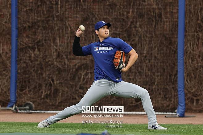 ▲ 리글리필드에서 캐치볼하는 오타니 쇼헤이.