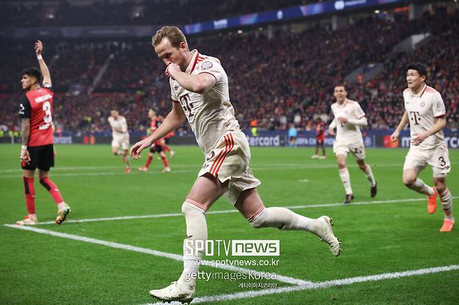 ▲ 승리의 기쁨도 잠시, 안타까운 소식이 들렸다. 바로 케인의 징계 소식이었다. 영국 매체 'BBC'는 "바이에른 뮌헨은 다음 경기서 승리하면 우승을 확정 지을 수 있다. 그러나 케인이 경고 누적으로 징계를 받아 결장하게 된다"라고 밝혔다.