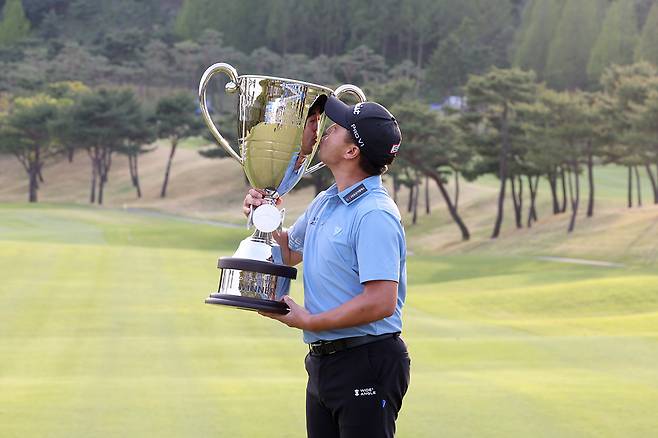 이태훈이 우리금융 챔피언십 우승 후 트로피에 입을 맞추고 있다. /사진=KPGA 제공
