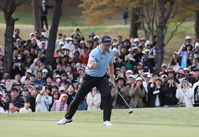 이태훈이 우승이 확정된 후 주먹을 불끈 쥐고 있다. /사진=KPGA 제공