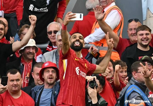 득점 직후 팬들과 셀카를 찍고 있는 살라(가운데) /AFPBBNews=뉴스1