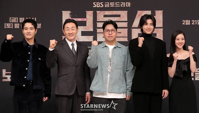 진창규 감독(가운데), 배우 이해영, 허준호, 박형식, 홍화연이 21일 오후 서울 양천구 목동 SBS사옥에서 진행된 금토드라마 '보물섬' 제작발표회에 참석해 포즈를 취하고 있다.  '보물섬'은 2조원의 정치 비자금을 해킹한 서동주(박형식 분)가 자신을 죽인 절대 악과 그 세계를 무너뜨리기 위해 모든 것을 걸고 싸우는 인생 풀베팅 복수전을 담은 작품이다. 2025.02.21 /사진=김창현 chmt@
