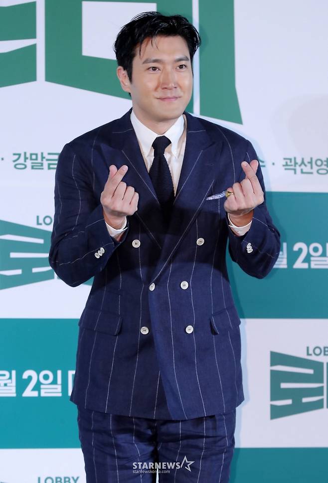 배우 최시원이 4일 오전 서울 광진구 롯데시네마 건대입구에서 진행된 영화 '로비' 제작보고회에 참석해 포즈를 취하고 있다.  '로비'는 연구밖에 모르던 스타트업 대표 창욱(하정우 분)이 4조 원의 국책사업을 따내기 위해 인생 첫 로비 골프를 시작하는 이야기. 내달 2일 개봉. 2025.03.04 /사진=김창현 chmt@