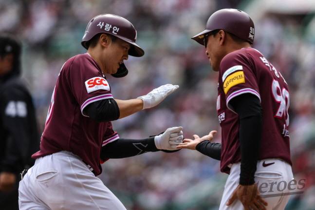 오선진(왼쪽)이 홈런을 날리고 박정음 코치와 하이파이브를 하고 있다. /사진=키움 히어로즈 제공