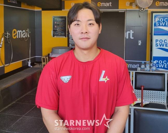 SSG 최준우가 스타뉴스와 인터뷰를 하고 있다. /사진=SSG 랜더스 제공