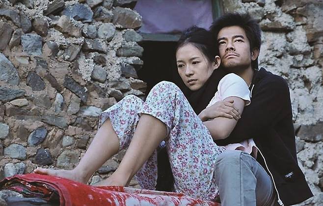 옌렌커 작가는 중국 정부가 이끈 매혈사업으로부터 시작된 한 마을의 붕괴를 그려냈다. 「딩씨 마을의 꿈」을 영화화한 '최애'의 한 장면. [사진 | 더스쿠프 포토]