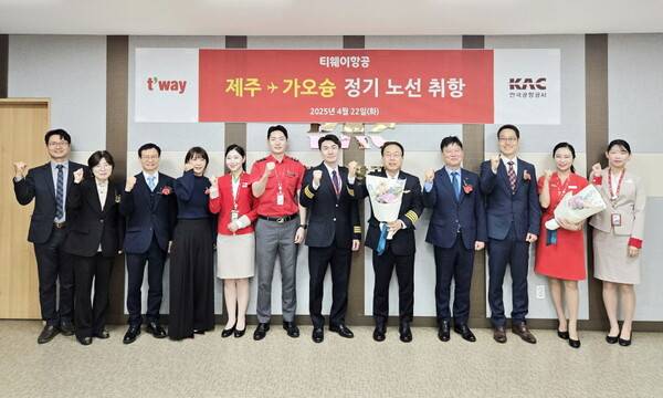 티웨이항공이 4월22일 제주-가오슝 노선에 신규 취항했다. 취항 당일 한국공항공사 장세환 제주공항장(오른쪽에서 네 번째)과 티웨이항공 김세미 제주지점장(왼쪽에서 네 번째) 등 주요 관계자들이 참석한 가운데 제주-가오슝 신규 취항식 행사를 진행했다 / 티웨이항공
