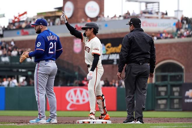 샌프란시스코 자이언츠 외야수 이정후가 미국 캘리포니아주 샌프란시스코의 오라클파크에서 열린 2025 미국프로야구 메이저리그 텍사스 레인저스와의 홈경기에 3번타자 겸 중견수로 선발 출전해 4타수 1안타를 기록했다. 이정후의 시즌 타율은 0.327에서 0.324로 소폭 하락했다. AP 연합뉴스