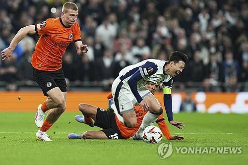 토트넘은 오는 5월 2일 오전 4시(한국시간) 영국 런던에 있는 토트넘 홋스퍼 스타디움에서 보되/글림트(노르웨이)와 2024-2025시즌 유럽축구연맹(UEFA) 유로파리그 준결승 1차전을 치른다.&nbsp;손흥민의 출전 여부가 불투명하다. 현재 손흥민은 발 부상으로 공식전 4경기 연속 결장했다. 리버풀전도 예외는 아니었다.  프랑크푸르트와의 유로파리그 8강 1차전 때 강한 태클을 당해 발에 충격을 받은 뒤 내리 4경기를 결장해 토트넘 팬들의 우려가 커졌다.&nbsp;&nbsp;연합뉴스