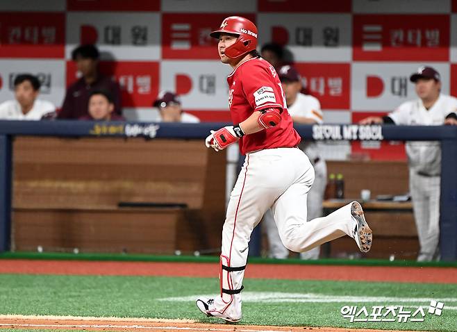 1일 오후 서울 구로구 고척스카이돔에서 열린 '2024 신한 SOL Bank KBO리그' SSG 랜더스와 키움 히어로즈의 경기, 5회초 1사 1,2루 SSG 최정이 스리런 홈런을 날리고 있다. 엑스포츠뉴스 DB