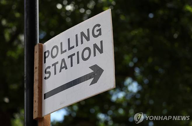 영국 투표소 가는 길 [EPA 연합뉴스 자료사진]