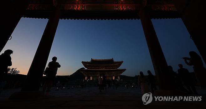 지난해 경복궁 야간 관람 모습  [연합뉴스 자료사진]