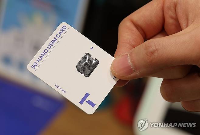 SKT, 28일부터 전 고객 대상 유심 무상 교체 실시 (서울=연합뉴스) 김성민 기자 = 해킹 사고가 발생한 SK텔레콤이 28일부터 2천300만명에 달하는 전 고객을 대상 유심 무상 교체를 실시하기로 결정했다.
    사진은 지난 25일 서울 한 SKT 대리점에서 한 직원이 유심 카드를 들어 보이고 있다. 2025.4.25 ksm7976@yna.co.kr