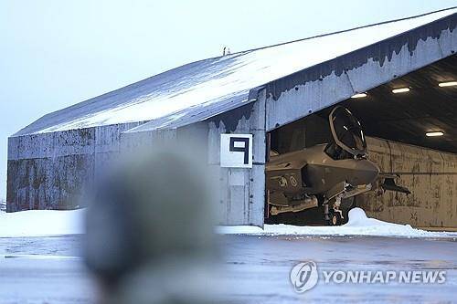 아이슬란드 케플라비크 기지의 노르웨이군 F-35 전투기 (아이슬란드 케플라비크 EPA=연합뉴스 자료사진) 2024년 2월 1일 아이슬란드 케플라비크 기지의 한 격납고에 노르웨이군 F-35 전투기가 격납돼 있다. 2025.4.28.