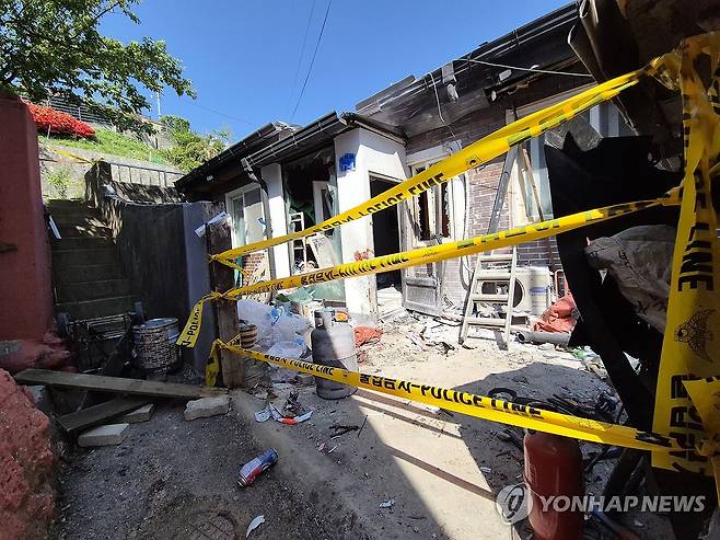 폴리스라인 설치된 강릉 입암동 주택가 (강릉=연합뉴스) 류호준 기자 = 28일 오전 강원 강릉시 입암동 한 주택가에 폴리스라인이 설치돼 있다. 소방당국 등에 따르면 전날 오후 4시 32분께 이곳에서 포탄 폭발로 추정되는 사고가 발생했다. 2025.4.28 ryu@yna.co.kr