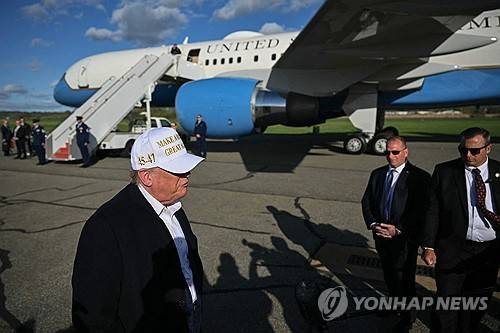 취재진과 문답하는 트럼프 [모리스타운[뉴저지] AFP=연합뉴스. 재판매 및 DB 금지]