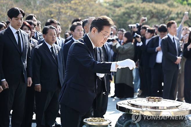 현충탑 분향하는 이재명 후보 (서울=연합뉴스) 윤동진 기자 = 더불어민주당 이재명 대선후보가 28일 서울 동작구 국립서울현충원 현충탑에서 분향하고 있다. 2025.4.28 mon@yna.co.kr