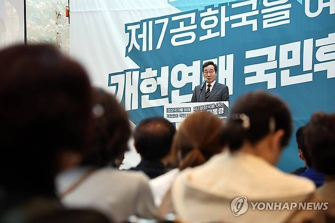 시국강연하는 이낙연 상임고문 (서울=연합뉴스) 윤동진 기자 = 새미래민주당 이낙연 상임고문이 17일 서울 용산구 전쟁기념관에서 열린 ‘새미래민주당, 개헌연대 국민대회’에서 시국강연을 하고 있다. 2025.4.17 mon@yna.co.kr