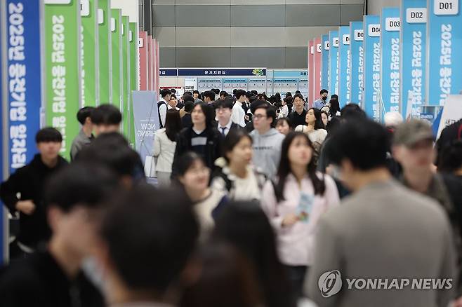 중견기업 일자리 박람회 (서울=연합뉴스) 임화영 기자 = 23일 서울 강남구 코엑스에서 열린 2025 중견기업 일자리 박람회를 찾은 구직자들이 부스를 돌아보고 있다. 2025.4.23 hwayoung7@yna.co.kr