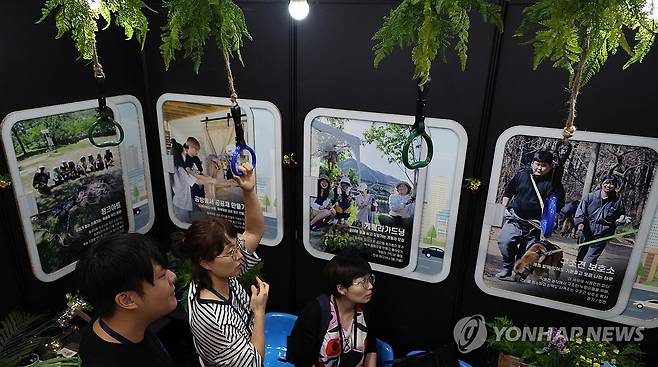 사회적 가치를 담은 여행 (서울=연합뉴스) 한상균 기자 = 대한상공회의소가 12일 서울 코엑스에서 주최한 '제1회 대한민국 사회적 가치 페스타'에서 한 여행사가 환경보존, 지역살리기 등의 활동을 포함한 여행상품을 소개하고 있다. 2024.9.12 xyz@yna.co.kr