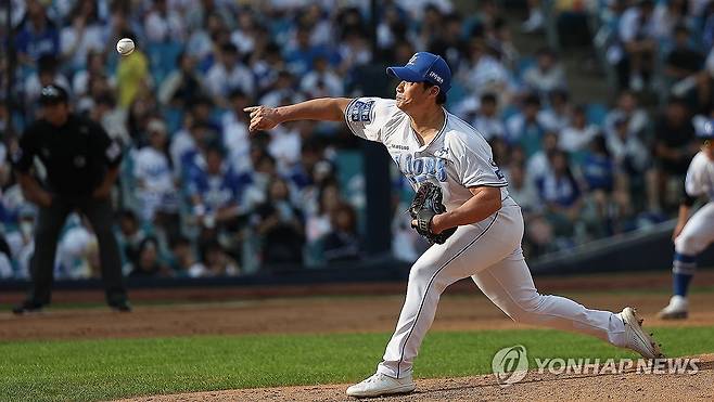 역투하는 오승환 (대구=연합뉴스) 윤관식 기자 = 1일 오후 대구 삼성라이온즈파크에서 열린 2024 프로야구 KIA 타이거즈와 삼성 라이온즈의 경기. 7회초 마운드에 오른 삼성 오승환이 역투하고 있다. 2024.9.1 psik@yna.co.kr