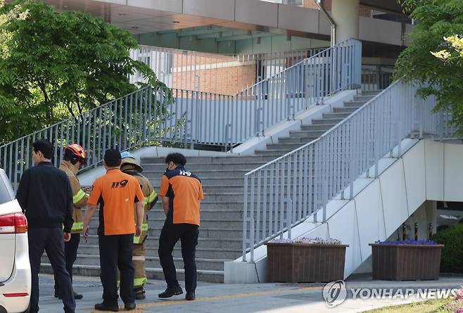 흉기 난동에 폐쇄된 청주의 한 고등학교 (청주=연합뉴스) 천경환 기자 = 28일 학생 흉기 난동이 발생한 청주의 한 고등학교에서 소방 당국 등이 사고 상황을 파악하고 있다. 2025.4.28 kw@yna.co.kr