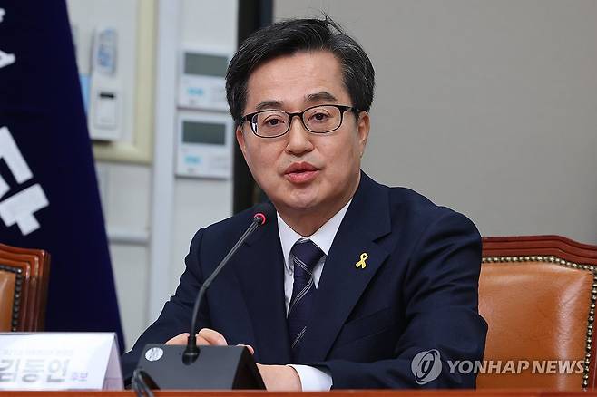 각오 밝히는 김동연 경기지사 (서울=연합뉴스) 김주성 기자 = 더불어민주당 대선후보 경선 주자인 김동연 경기지사가 16일 서울 여의도 국회에서 열린 공명선거 실천 서약식에서 경선에 임하는 각오를 밝히고 있다. 2025.4.16 utzza@yna.co.kr