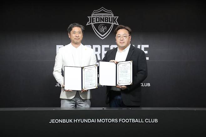 업무협약 맺는 정락영 군산청소년수련관 관장(왼쪽)과 이도현 전북 단장 [전북 현대 제공. 재판매 및 DB 금지]