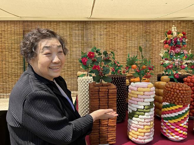 정길자 국가무형유산 조선왕조궁중음식 보유자     (서울=연합뉴스) 김예나 기자 = 28일 서울 종로구 경복궁 내소주방에서 정길자 국가무형유산 조선왕조궁중음식 보유자(궁중병과)가 세종대왕 나신 날의 탄신연을 재현하며 만든 고임상을 소개하고 있다. 2025.4.28
    yes@yna.co.kr