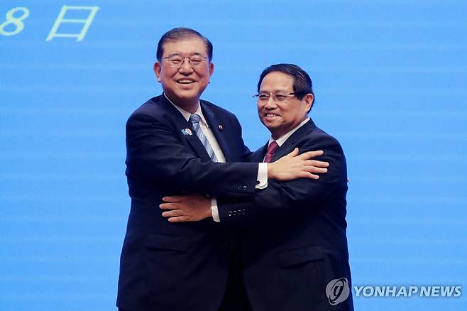 이시바 일본 총리(왼쪽)와 찐 베트남 총리 [EPA 연합뉴스 자료사진. 재배포 및 판매 금지]