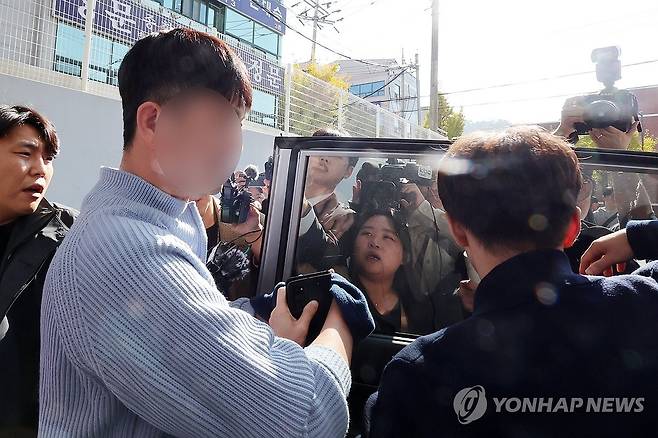 영장실질심사 마치고 호송차 올라타는 '음주 헌터' 유튜버 [연합뉴스 자료사진]
