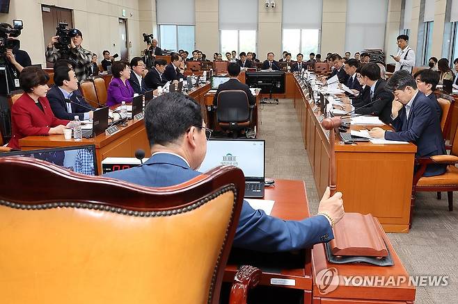 국회 행안위, 추경안 심사 (서울=연합뉴스) 김주성 기자 = 28일 국회 행정안전위원회 전체회의에서 더불어민주당 소속 신정훈 위원장이 2025년도 제1회 추가경정예산안을 상정하고 있다. 2025.4.28 utzza@yna.co.kr