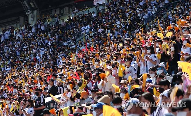 어린이날 맞아 야구장 찾은 관중들 (서울=연합뉴스) 김도훈 기자 = 어린이날인 5일 2022 프로야구 KBO리그 두산 베어스와 LG 트윈스의 경기가 열린 서울 잠실야구장을 찾은 팬들이 응원하고 있다. 2022.5.5 superdoo82@yna.co.kr