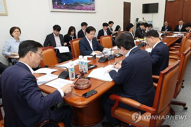 행안위 예산·결산기금심사소위 (서울=연합뉴스) 김주성 기자 = 28일 국회 행정안전위원회에서 열린 제1차 예산·결산기금심사소위원회의에서 더불어민주당 소속 위성곤 소위원장이 2025년도 제1회 추가경정예산안을 상정하고 있다. 2025.4.28 utzza@yna.co.kr