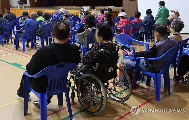 대구북구 산불 대피소 (대구=연합뉴스) 황수빈 기자 = 28일 오후 대구 북구 함지산에서 발생한 산불로 주민들이 하나둘씩 대피소인 팔달초 강당에 모이고 있다. 2025.4.28 hsb@yna.co.kr